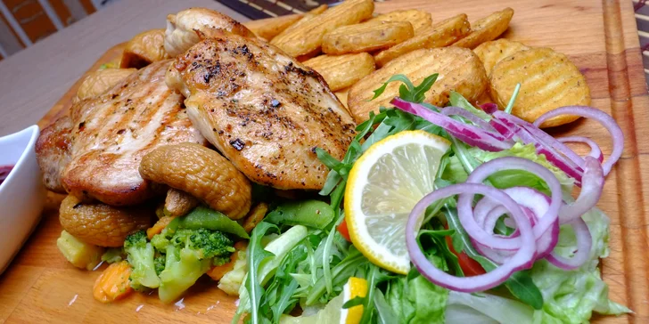 Trojité steakové kombo s prílohou a pivom alebo dezertom pre 2 osoby