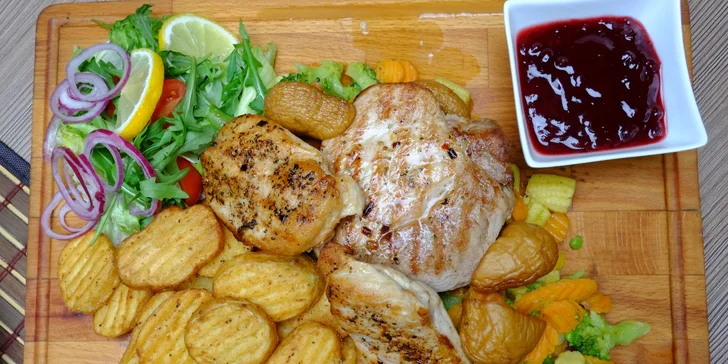 Trojité steakové kombo s prílohou a pivom alebo dezertom pre 2 osoby
