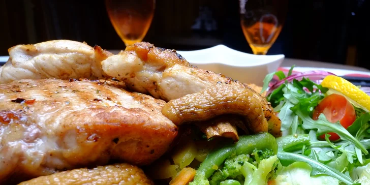 Trojité steakové kombo s prílohou a pivom alebo dezertom pre 2 osoby