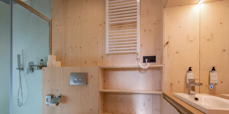 Dovolenka uprostred lesa v nových, unikátnych Bjornson Tree Houses*** s neobmedzeným exteriérovým wellness. Jedno alebo až dve deti do 10 r. zdarma!