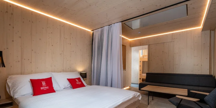 Dovolenka uprostred lesa v nových, unikátnych Bjornson Tree Houses*** s neobmedzeným exteriérovým wellness. Jedno alebo až dve deti do 10 r. zdarma!