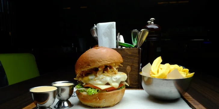 Šťavnatý hovädzí či kurací burger s hranolčekmi a domácou omáčkou