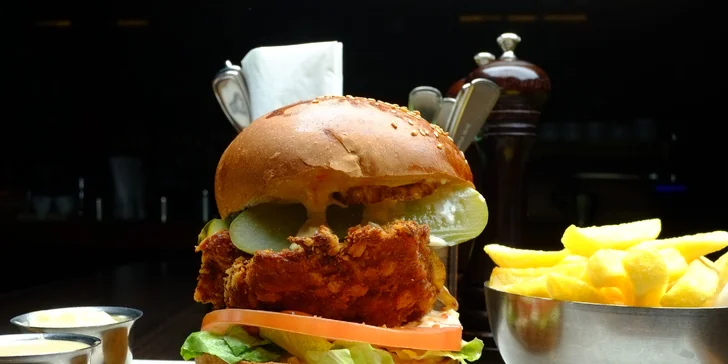 Šťavnatý hovädzí či kurací burger s hranolčekmi a domácou omáčkou