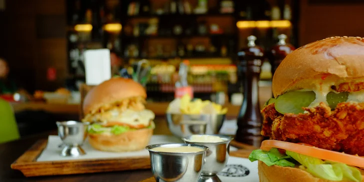 Šťavnatý hovädzí či kurací burger s hranolčekmi a domácou omáčkou