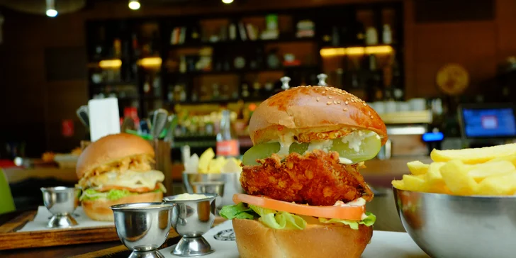 Šťavnatý hovädzí či kurací burger s hranolčekmi a domácou omáčkou