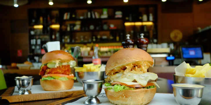 Šťavnatý hovädzí či kurací burger s hranolčekmi a domácou omáčkou