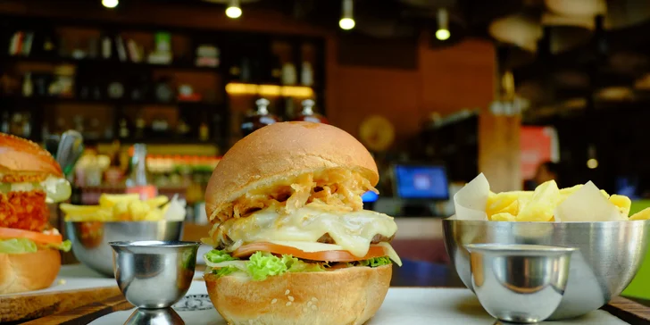 Šťavnatý hovädzí či kurací burger s hranolčekmi a domácou omáčkou