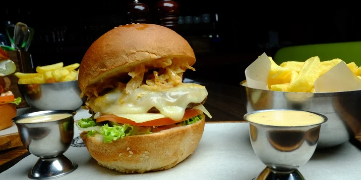 Šťavnatý hovädzí či kurací burger s hranolčekmi a domácou omáčkou