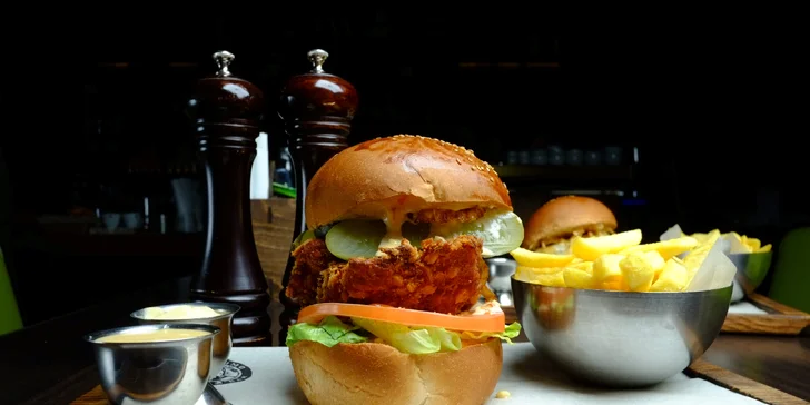 Šťavnatý hovädzí či kurací burger s hranolčekmi a domácou omáčkou
