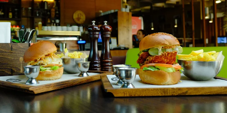 Šťavnatý hovädzí či kurací burger s hranolčekmi a domácou omáčkou