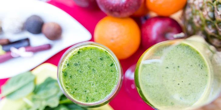 Zdravé maškrty alebo jarný detox s čerstvými zelenými šťavami