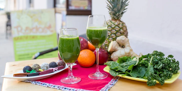 Zdravé maškrty alebo jarný detox s čerstvými zelenými šťavami