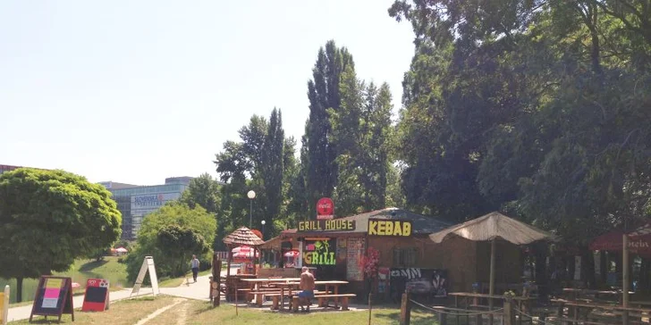 Kebab s pivom alebo kofolou na Kuchajde