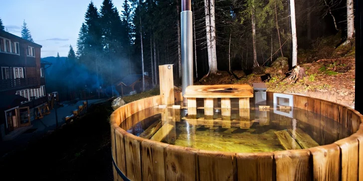 Dovolenka uprostred lesa v nových, unikátnych Bjornson Tree Houses*** s neobmedzeným exteriérovým wellness. Jedno alebo až dve deti do 10 r. zdarma!