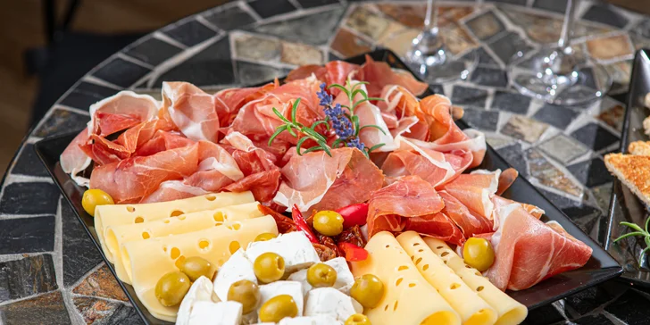 Závan Toskánska s bohatým prosciutto tanierom pre dvoch