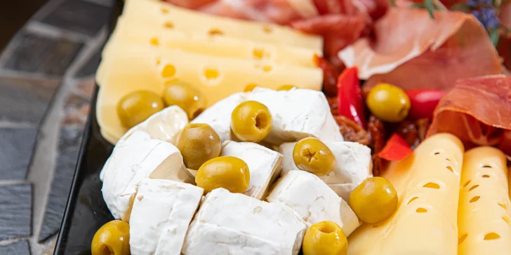 Závan Toskánska s bohatým prosciutto tanierom pre dvoch