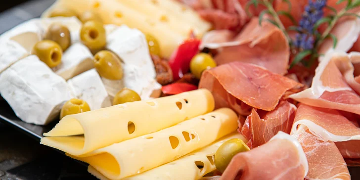 Závan Toskánska s bohatým prosciutto tanierom pre dvoch