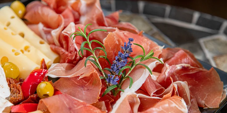 Závan Toskánska s bohatým prosciutto tanierom pre dvoch