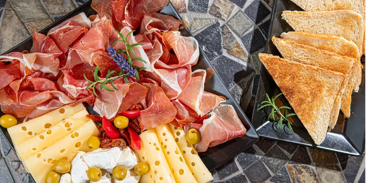 Závan Toskánska s bohatým prosciutto tanierom pre dvoch