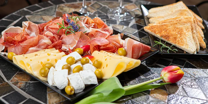 Závan Toskánska s bohatým prosciutto tanierom pre dvoch