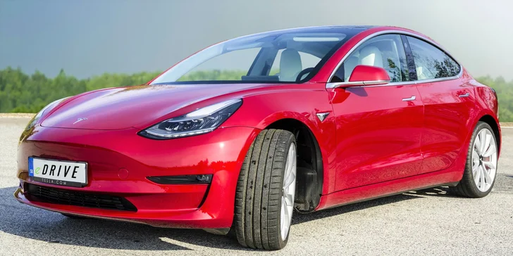 Zažite luxusnú jazdu a adrenalínové zrýchlenie v TESLA MODEL 3 PERFORMANCE ako vodič či spolujazdec