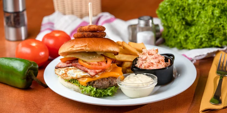 Neodolateľné burgery s hranolčekmi a šalátom coleslaw - donáška alebo osobný odber