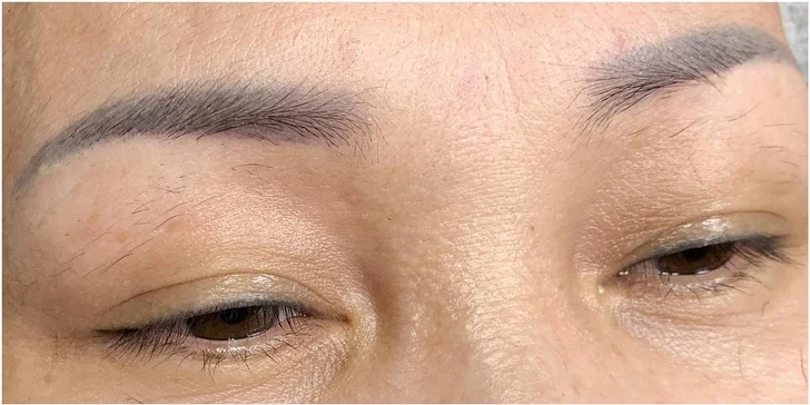 Krásne prirodzený permanentný makeup obočia