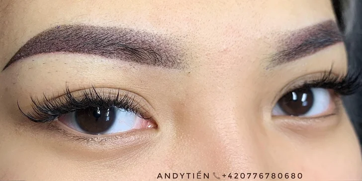 Krásne prirodzený permanentný makeup obočia
