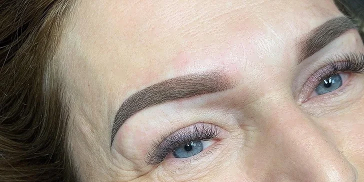 Krásne prirodzený permanentný makeup obočia