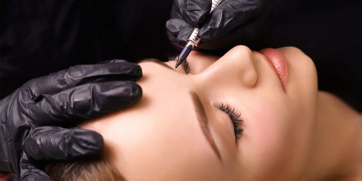 Krásne prirodzený permanentný makeup obočia
