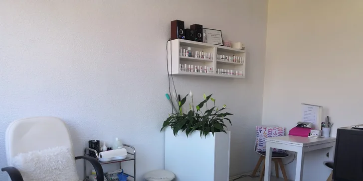 Mokrá pedikúra + lakovanie, masáž chodidiel alebo gél lak