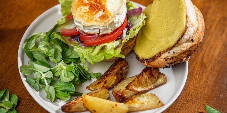 Vegetariánsky / vegánsky burger s pečenými zemiakmi alebo víkendové menu