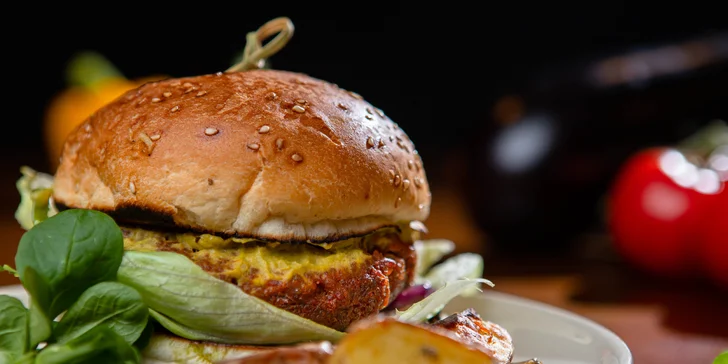 Vegetariánsky / vegánsky burger s pečenými zemiakmi alebo víkendové menu