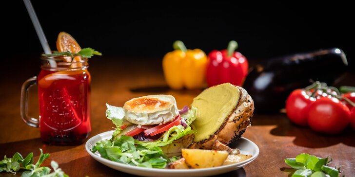 Vegetariánsky či vegán burger s pečenými zemiakmi + nápoj alebo konzumné v hodnote 10€
