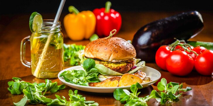 Vegetariánsky alebo vegánsky burger s pečenými zemiakmi + limonáda
