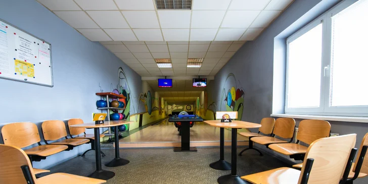 Hodina zábavy na bowlingu pre celú rodinu i partiu