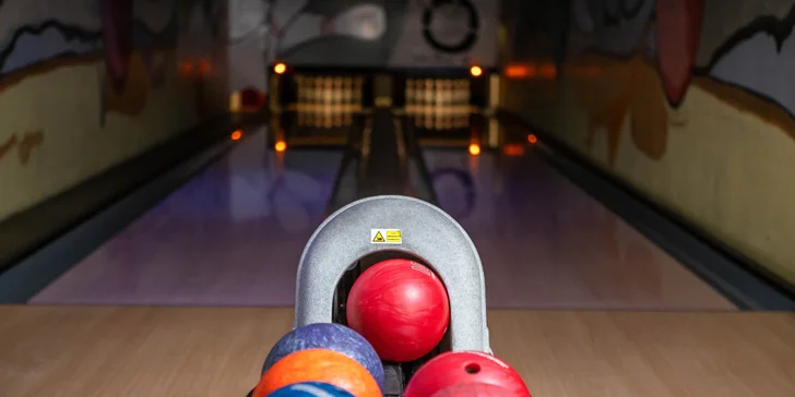 Hodina zábavy na bowlingu pre celú rodinu i partiu