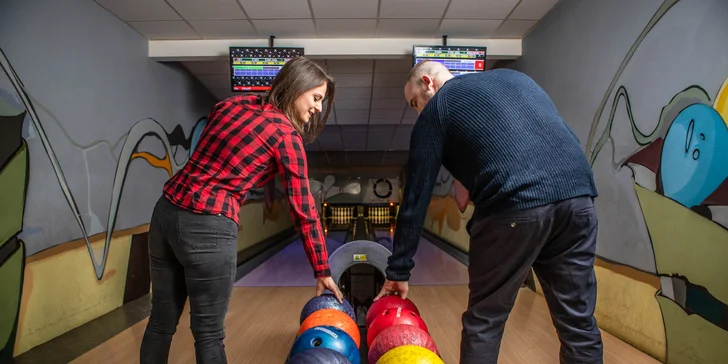 Hodina zábavy na bowlingu pre celú rodinu i partiu