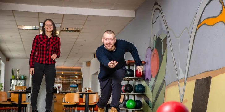 Hodina zábavy na bowlingu pre celú rodinu i partiu