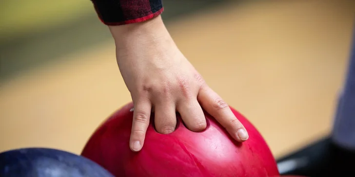 Hodina zábavy na bowlingu pre celú rodinu i partiu