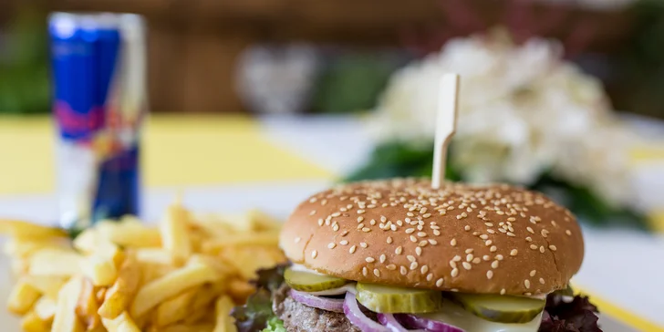 Šťavnatý hovädzí burger s hranolčekmi a RedBullom pre 1 alebo 2 osoby