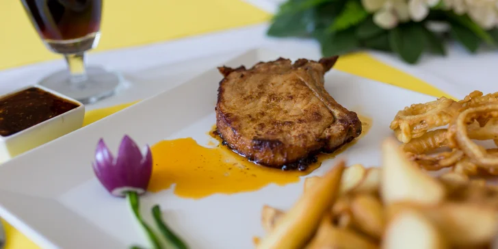 Burger, bravčová kotleta či grilovaný losos s prílohou a nápojom zadarmo!