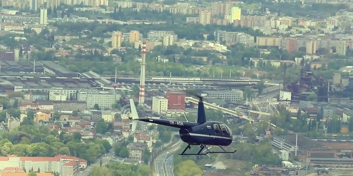 Darujte nebeský zážitok: vyhliadkový let vrtuľníkom Robinson R44