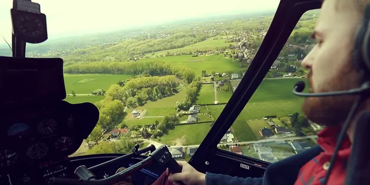Darujte nebeský zážitok: vyhliadkový let vrtuľníkom Robinson R44