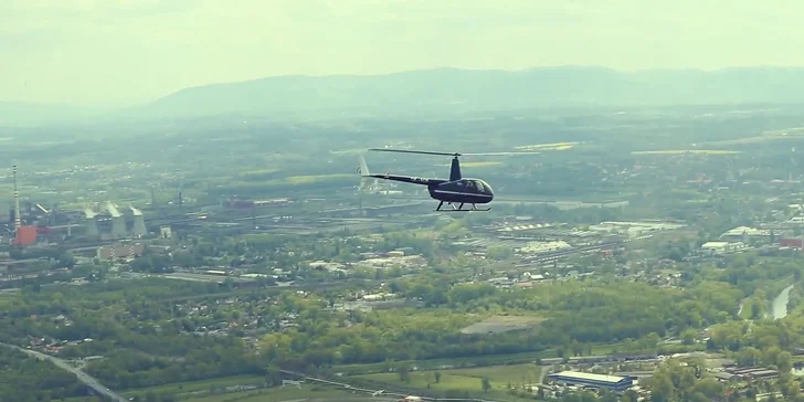Darujte nebeský zážitok: vyhliadkový let vrtuľníkom Robinson R44
