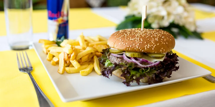 Šťavnatý hovädzí burger s hranolčekmi a RedBullom pre 1 alebo 2 osoby
