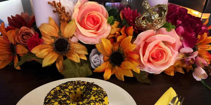 Lahodná káva s donutom, tortou alebo chutným lávovým koláčikom