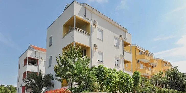 Krásne apartmány pri Zadare s bazénom a výhľadom na more, iba 100 m od pláže