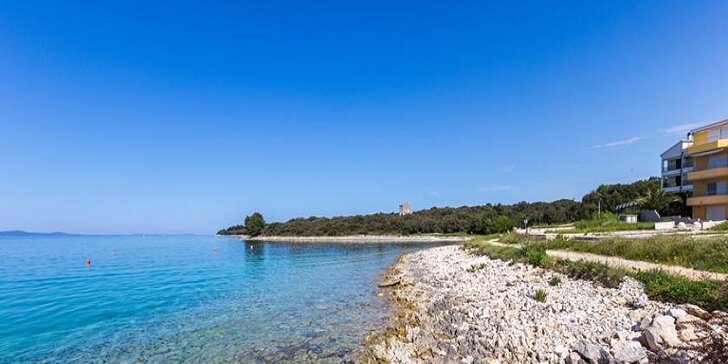 Krásne apartmány pri Zadare s bazénom a výhľadom na more, iba 100 m od pláže