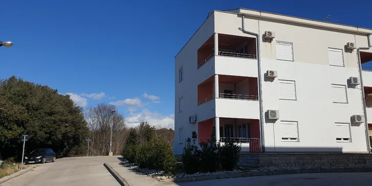 Krásne apartmány pri Zadare s bazénom a výhľadom na more, iba 100 m od pláže